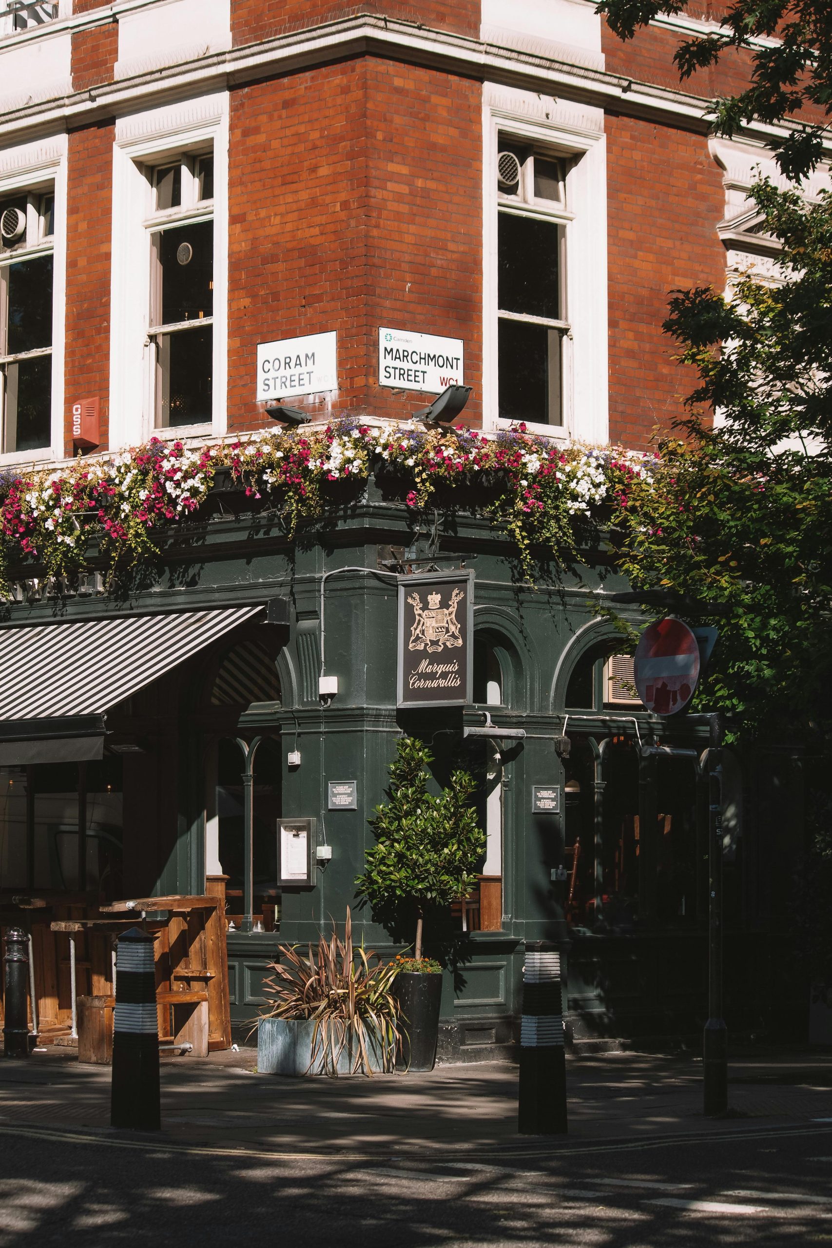 Some corner pubs of London