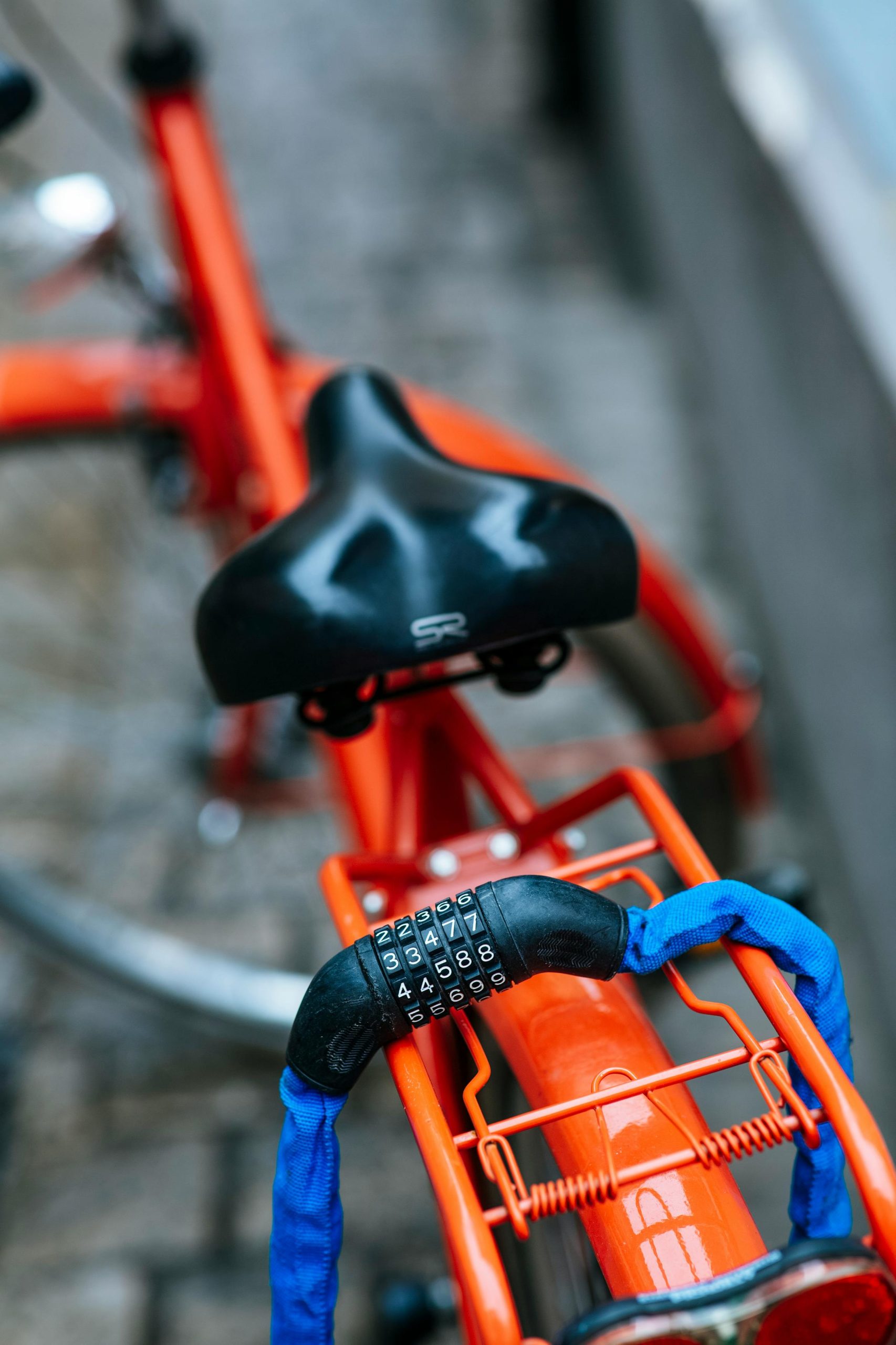 Is it safe to lock my bike to a lampost? (Clapham)