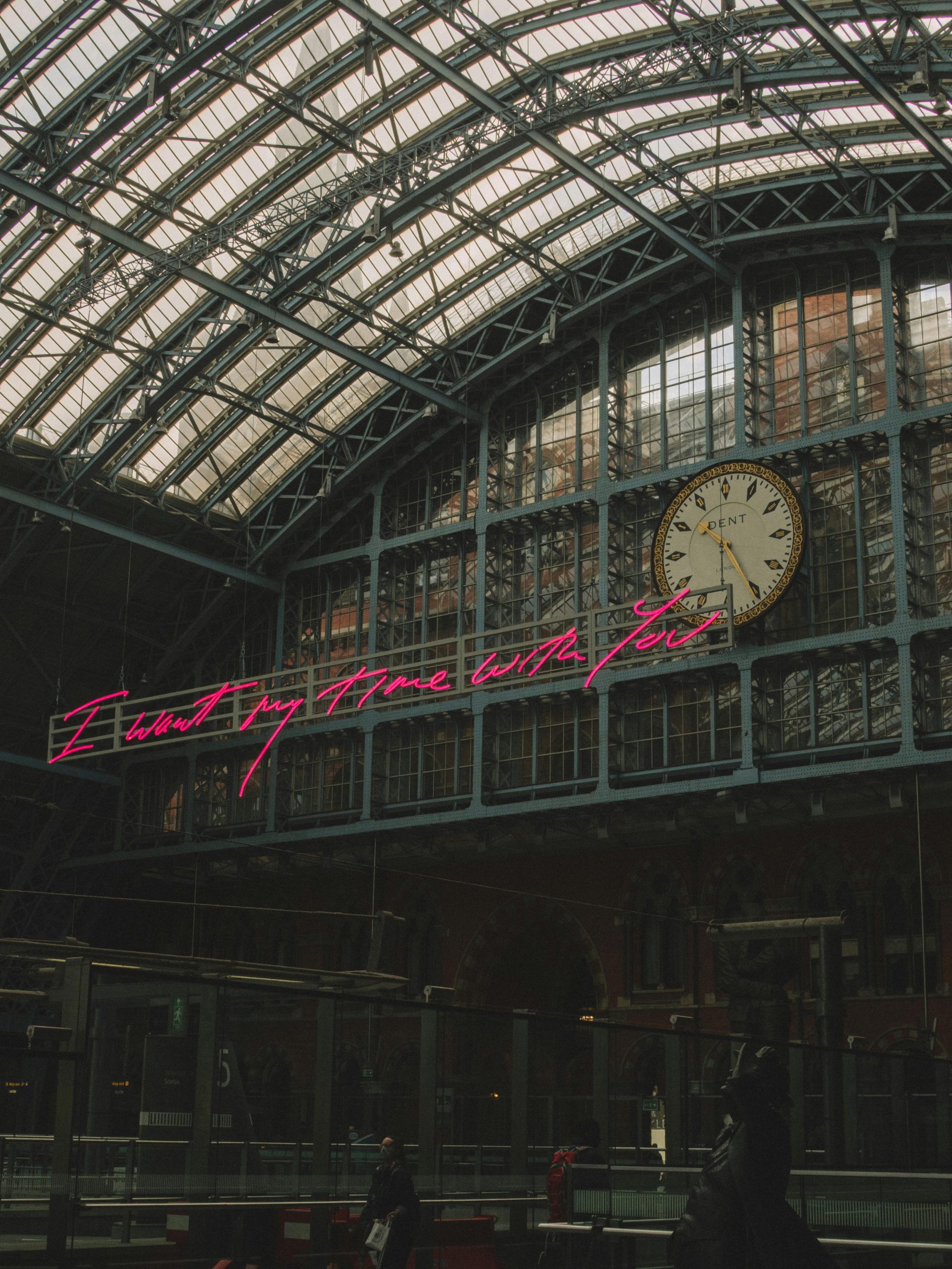 Where can I find ultra-fast, low-latency internet in London for time-sensitive booking?
