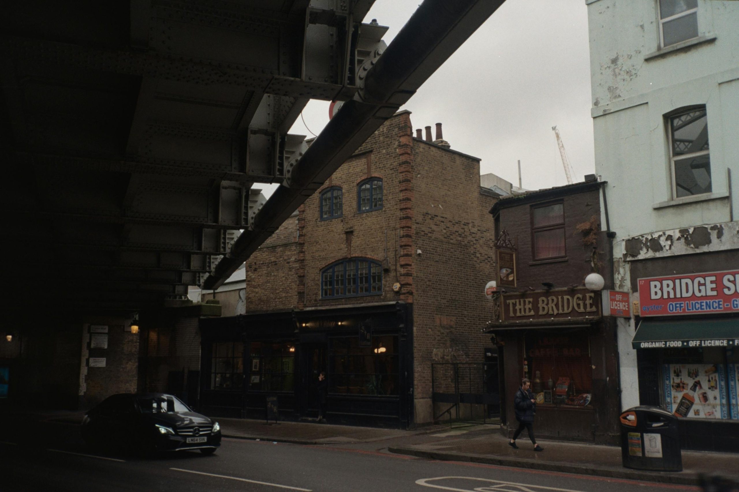 Carless daytrip from London to underrated town with good pubs, walks, castles?