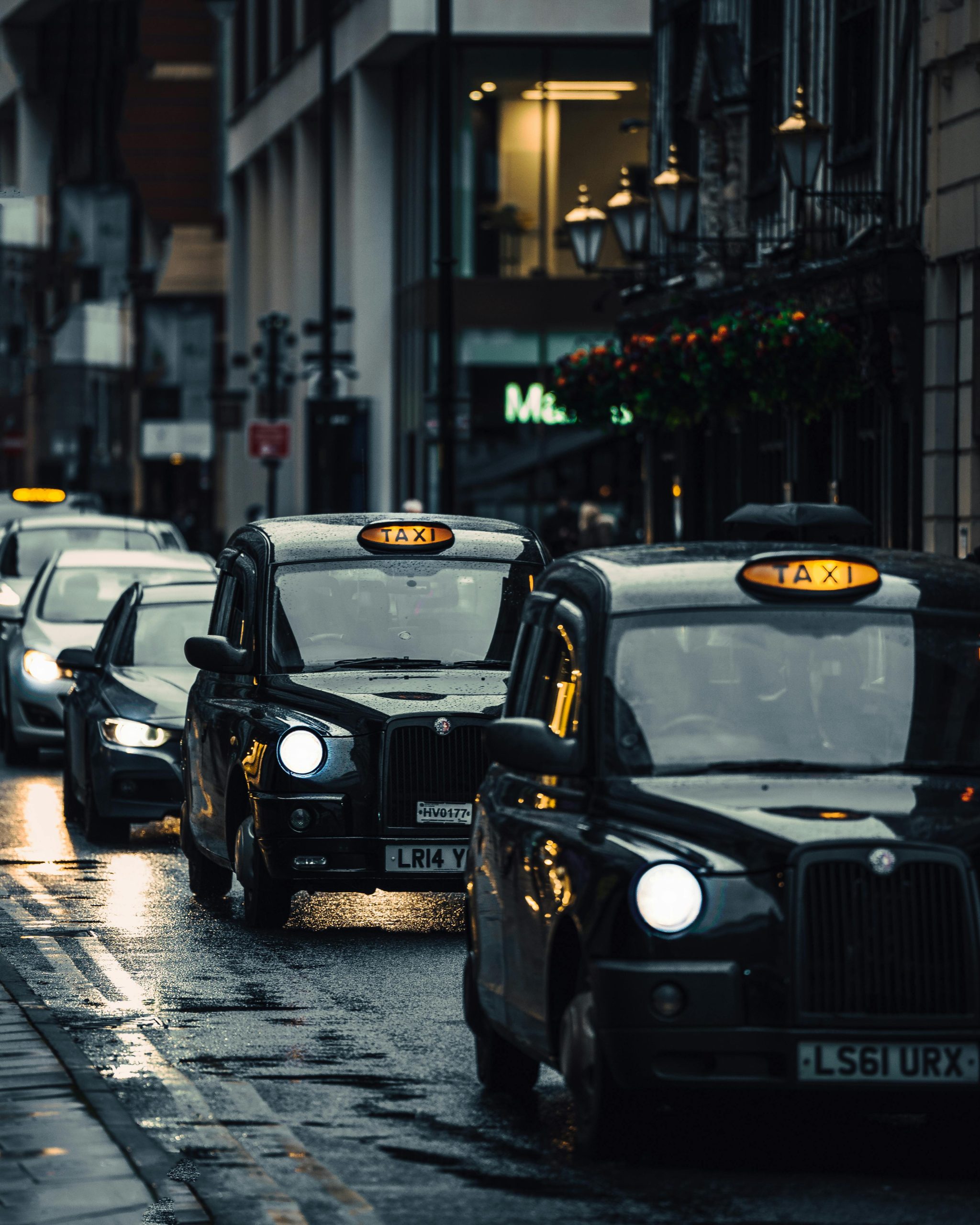Suggestions for pre booked taxis London-Bedford-London.