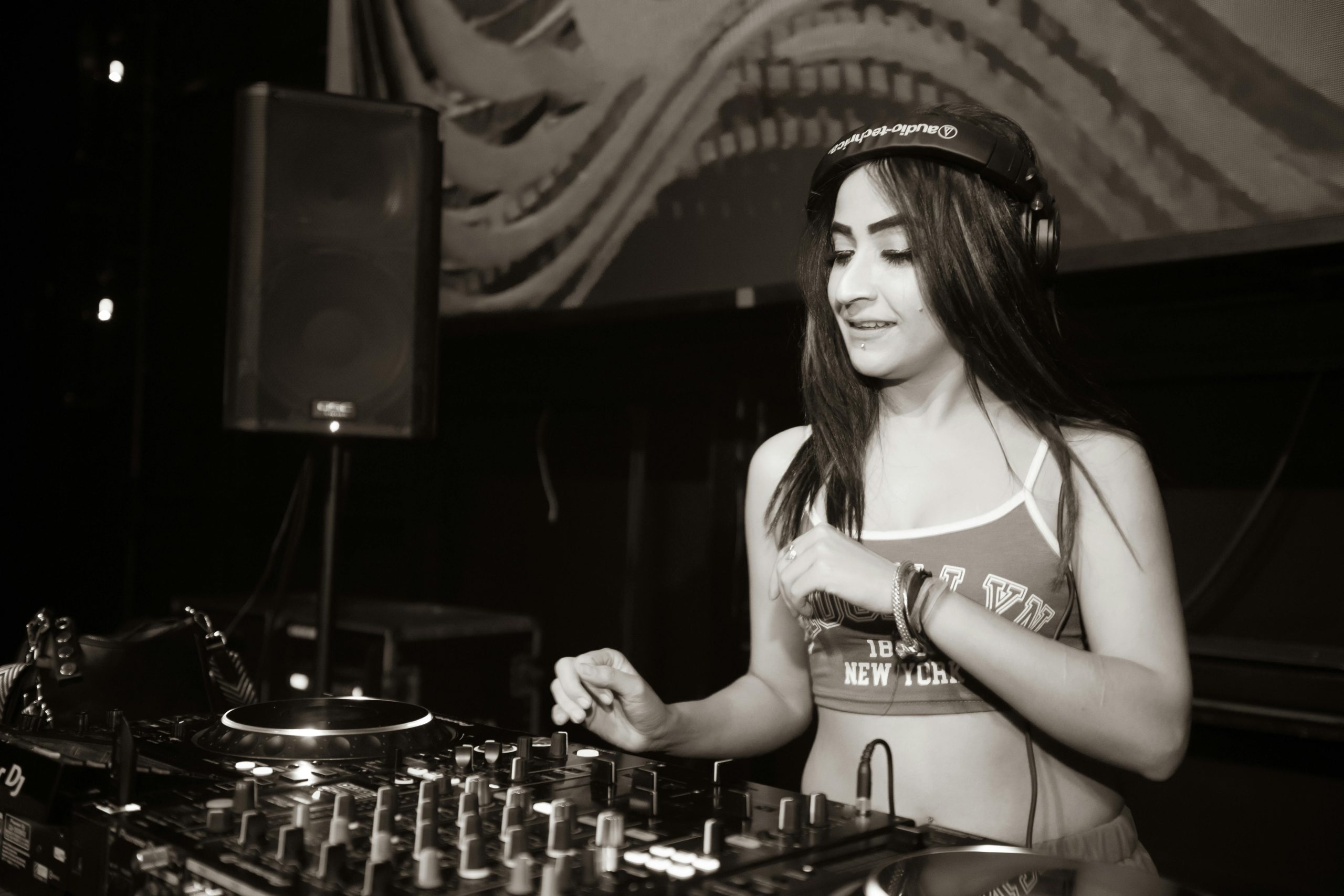 Where are the best clubs/bars with mainstream music to dance to?