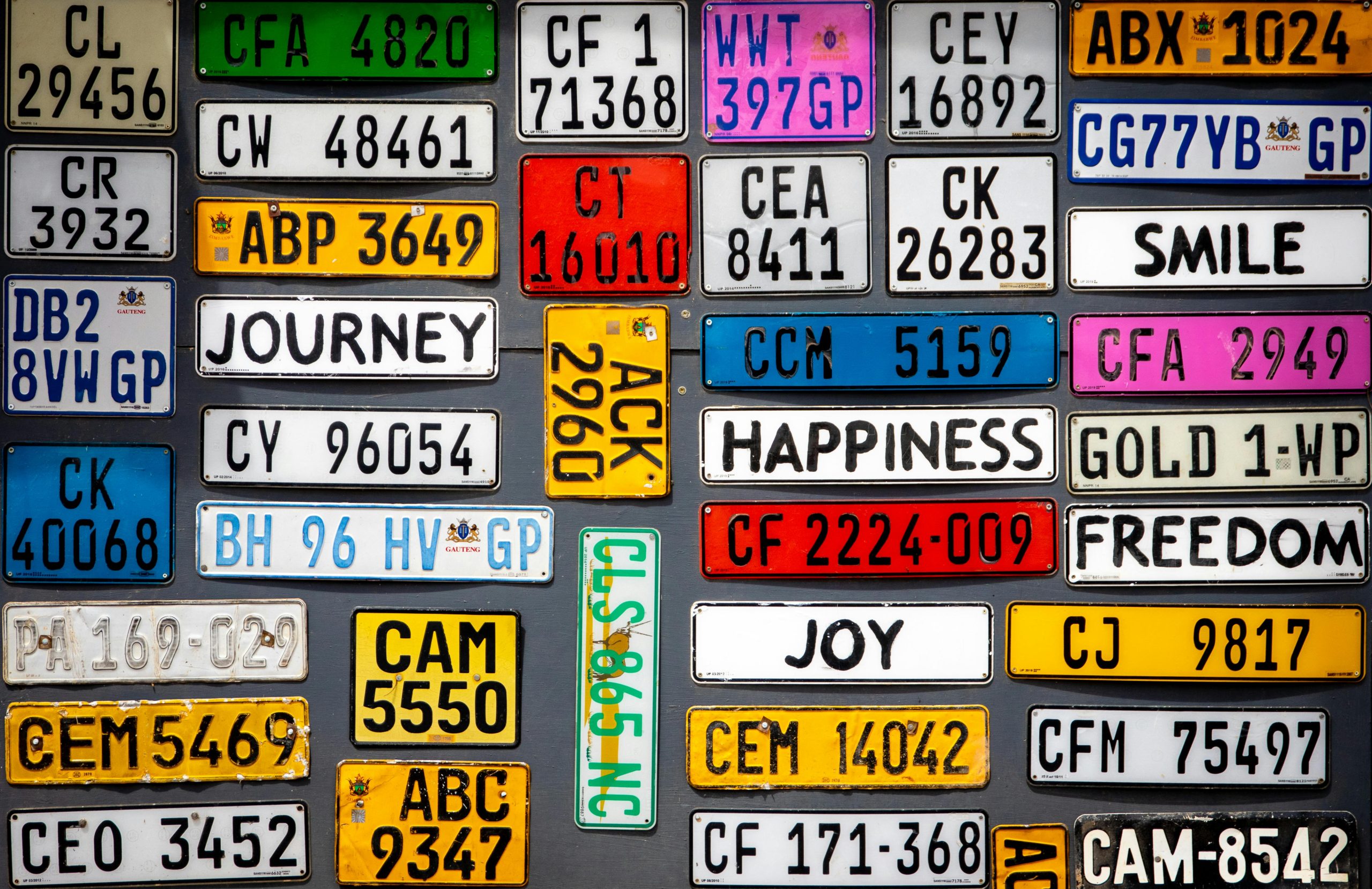 Do uber drivers need to display their license from council next to number plate or inside the car in London?