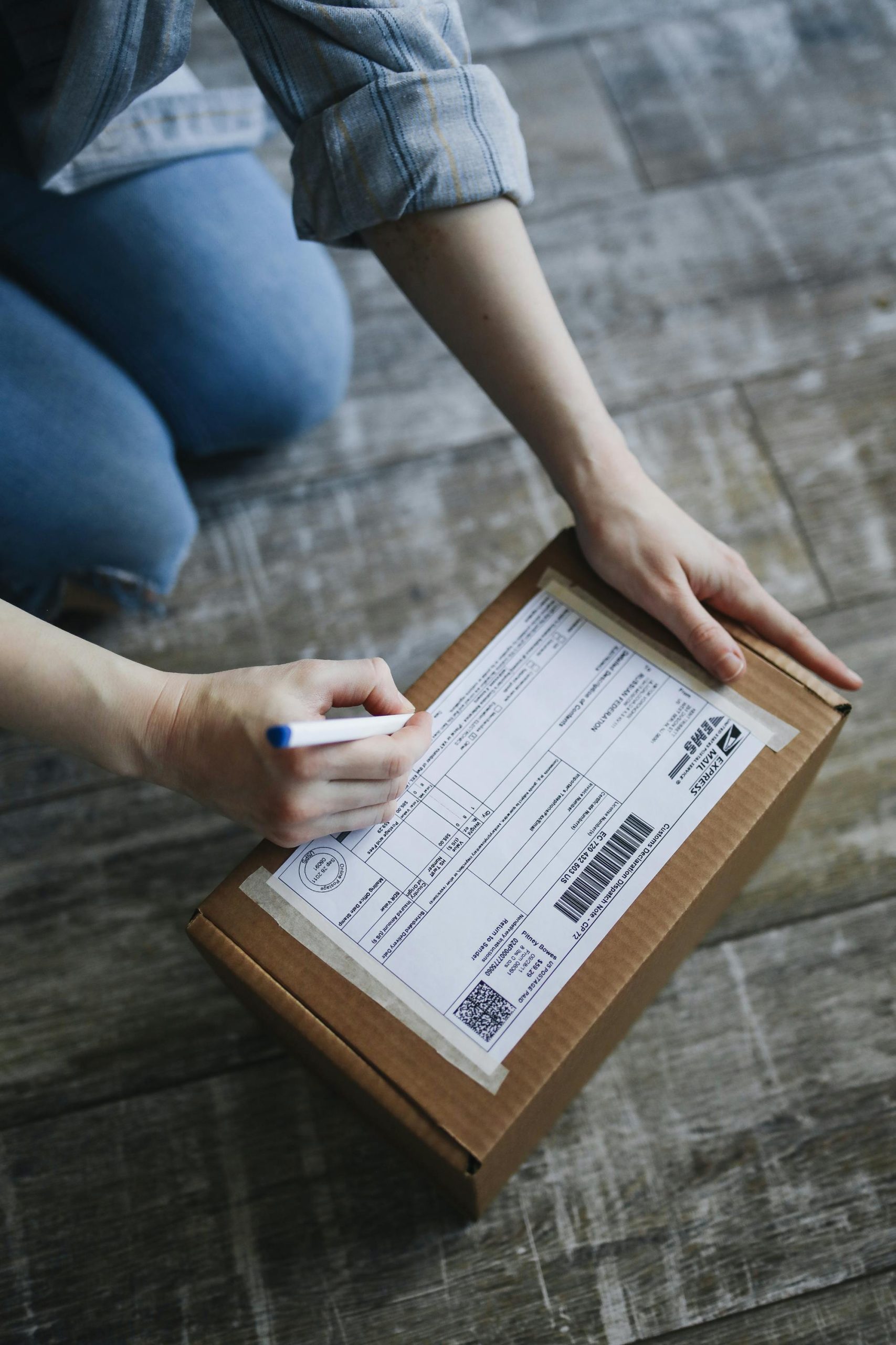 Sending a surprise package to someone in London – is there a kind of “parcel locker” I can use?