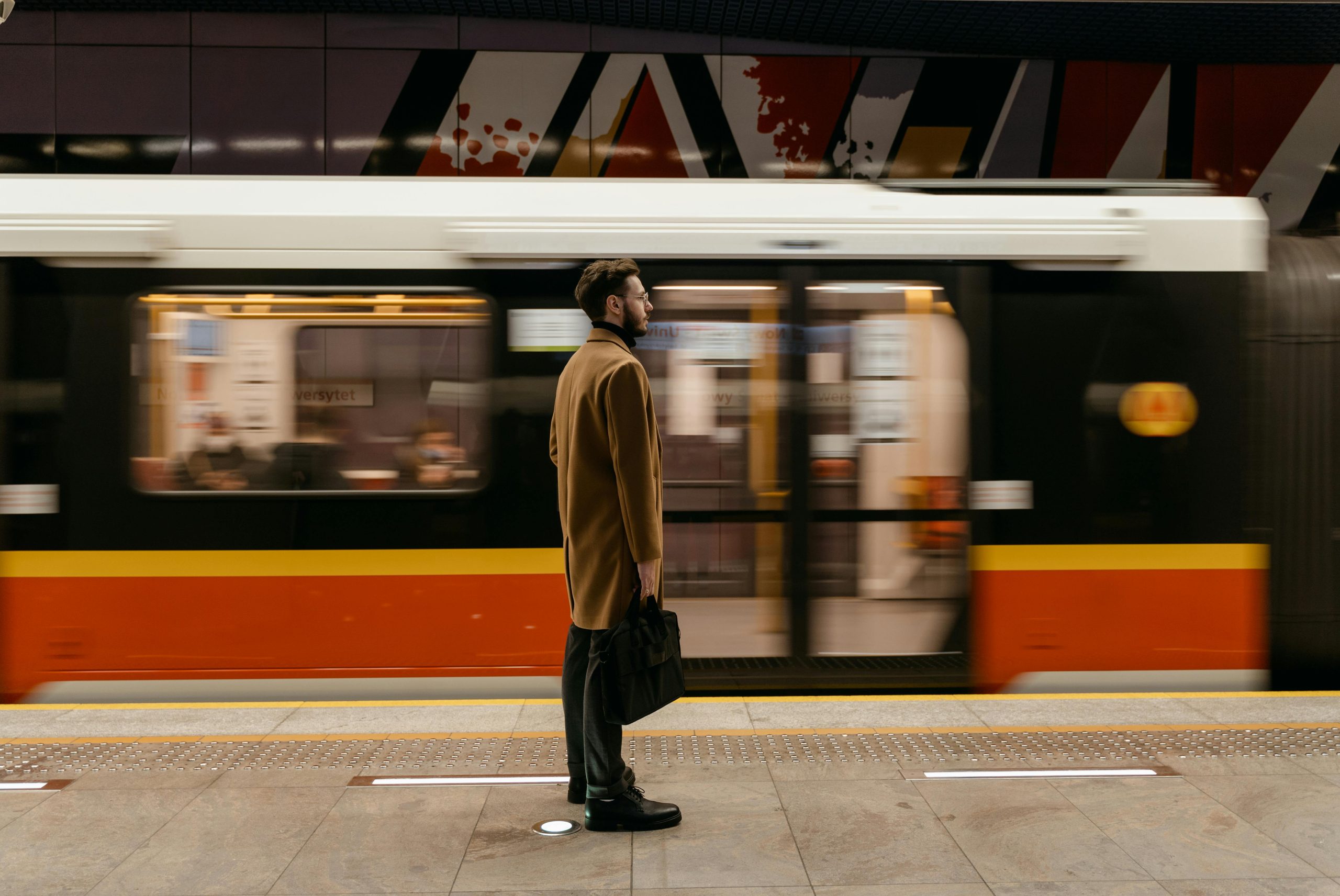 Are underground train operators aware if a passenger slips between the platform and the train?