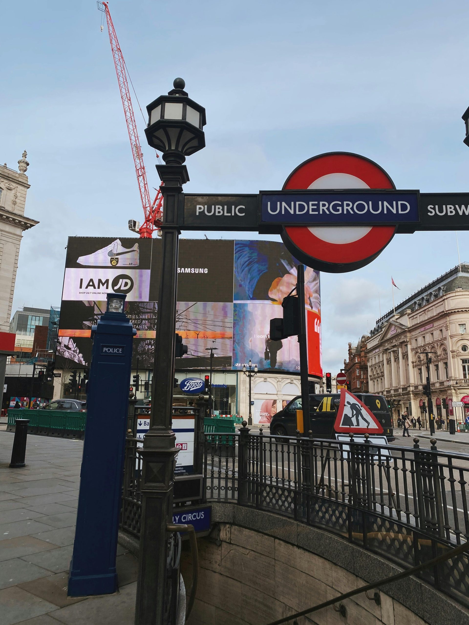 Five London councils urge mayor to ban Tube gambling ads
