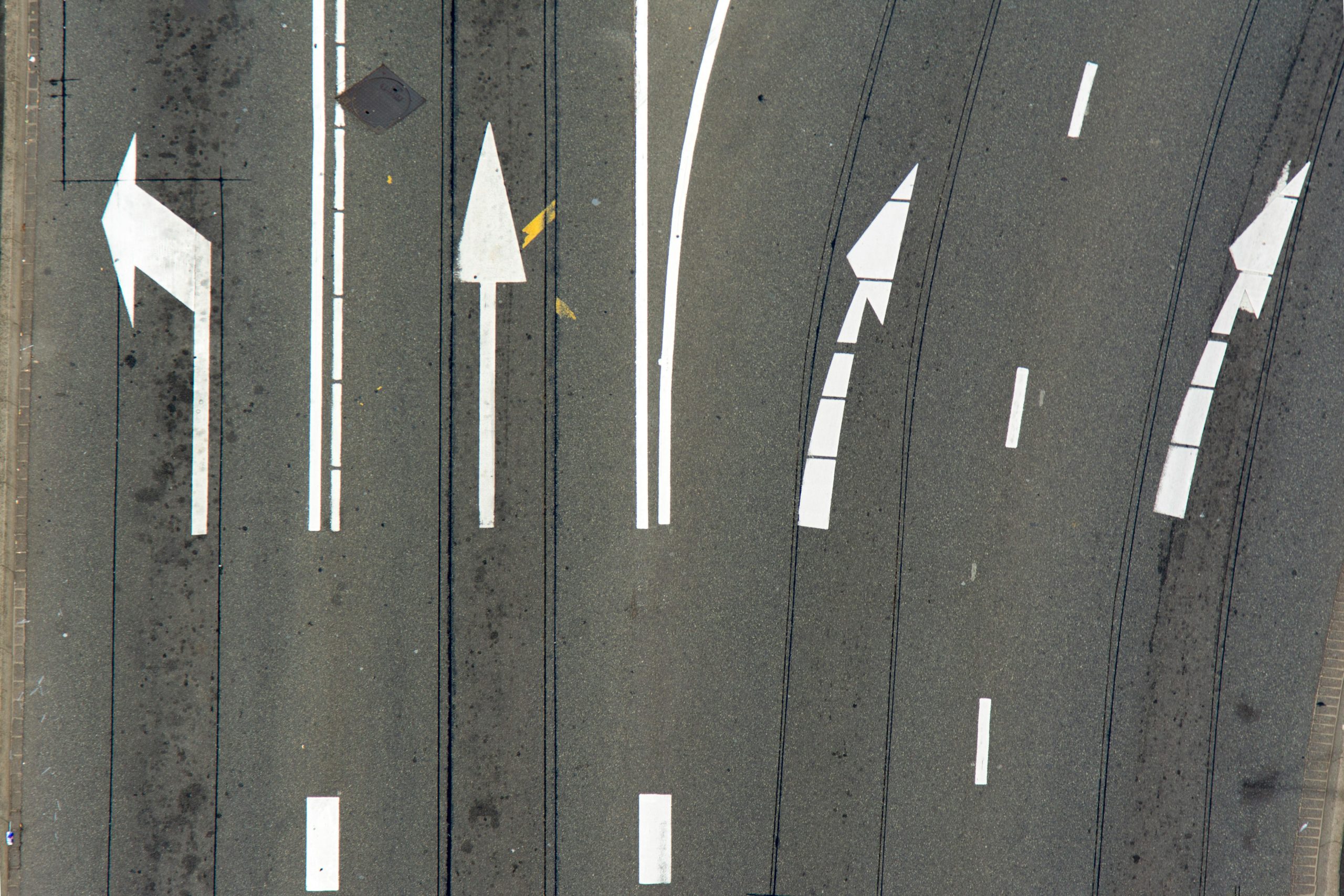 Drivers in the middle lane turning left/right instead of waiting their turn in the left/right turn only lanes