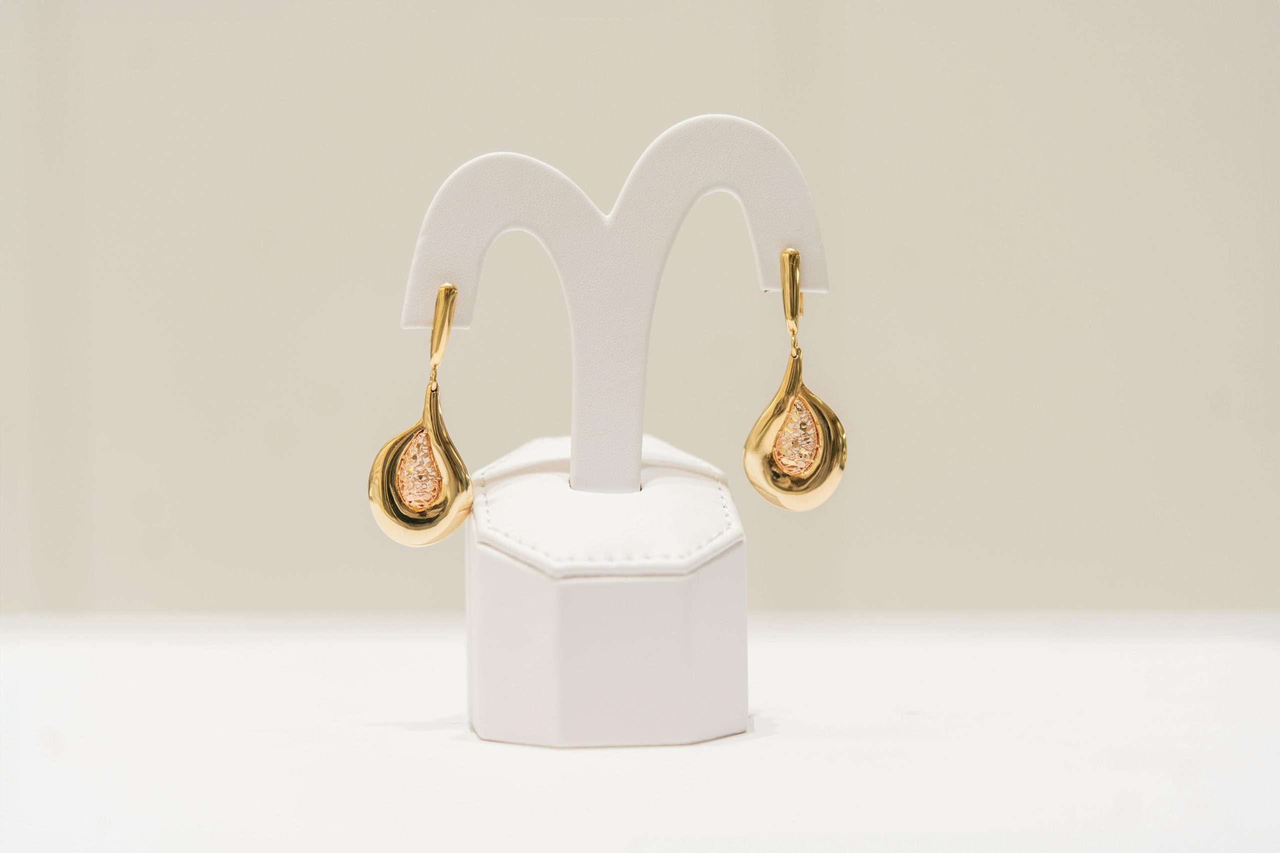 Does anyone recognise the London jeweller who makes these earrings?