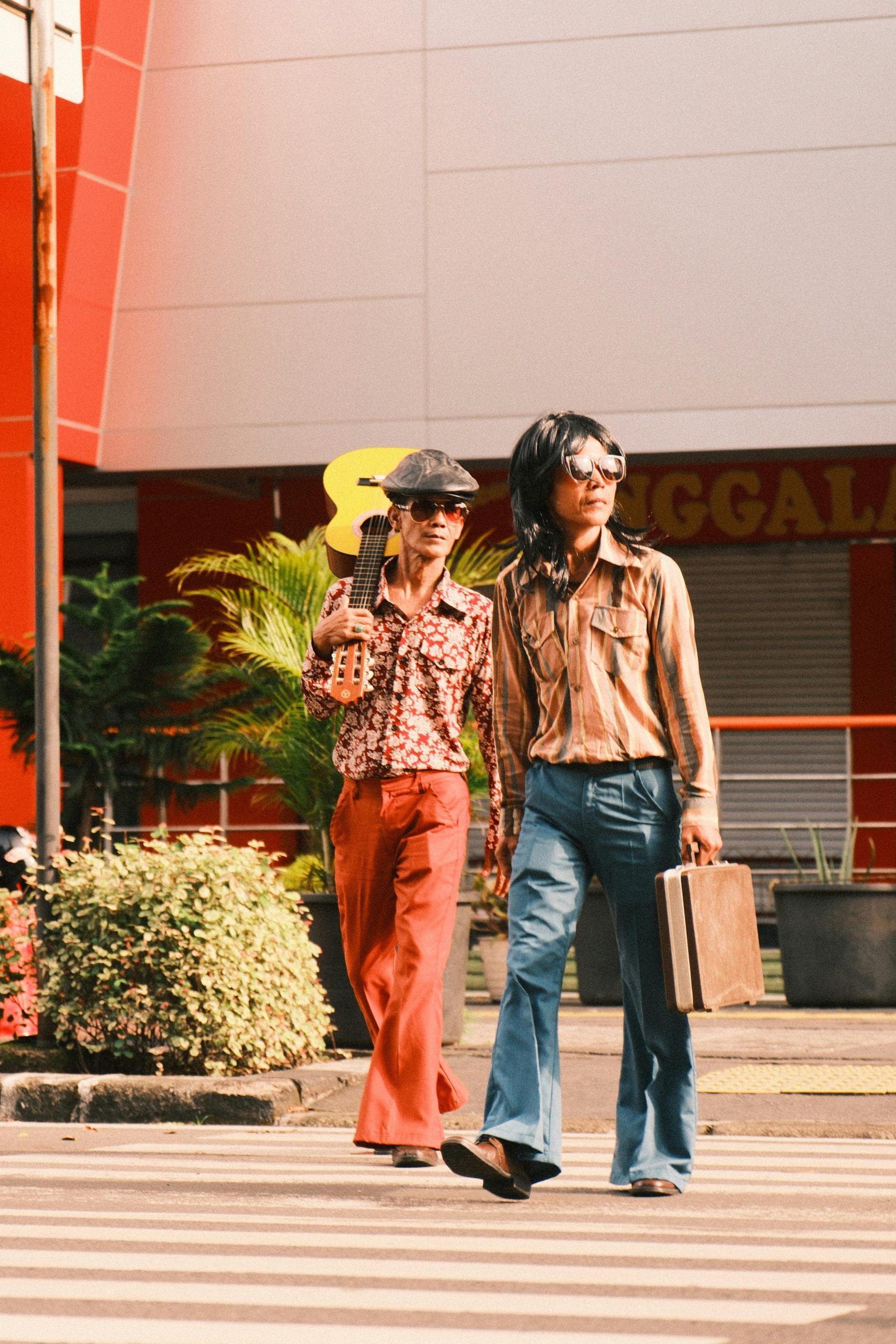 Two guys in weird 1970’s outfits seen at events in the 1990s
