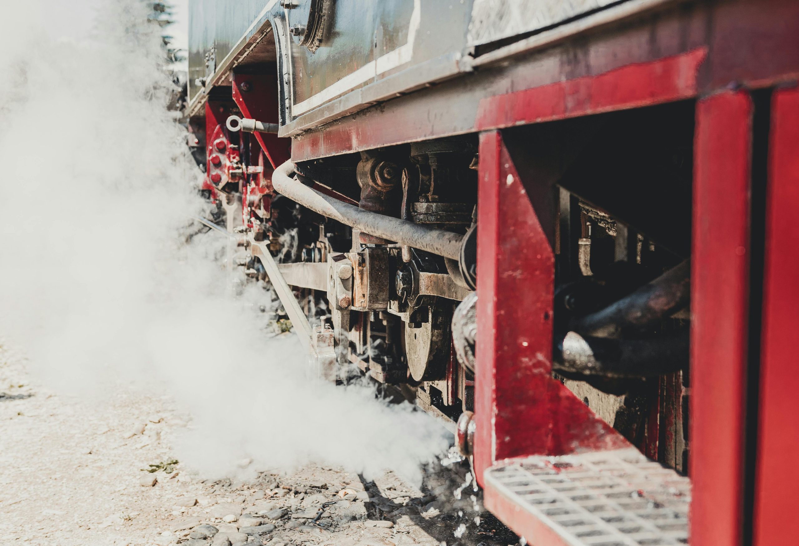 Steam tractor hauling a firebox into London through Streatham.