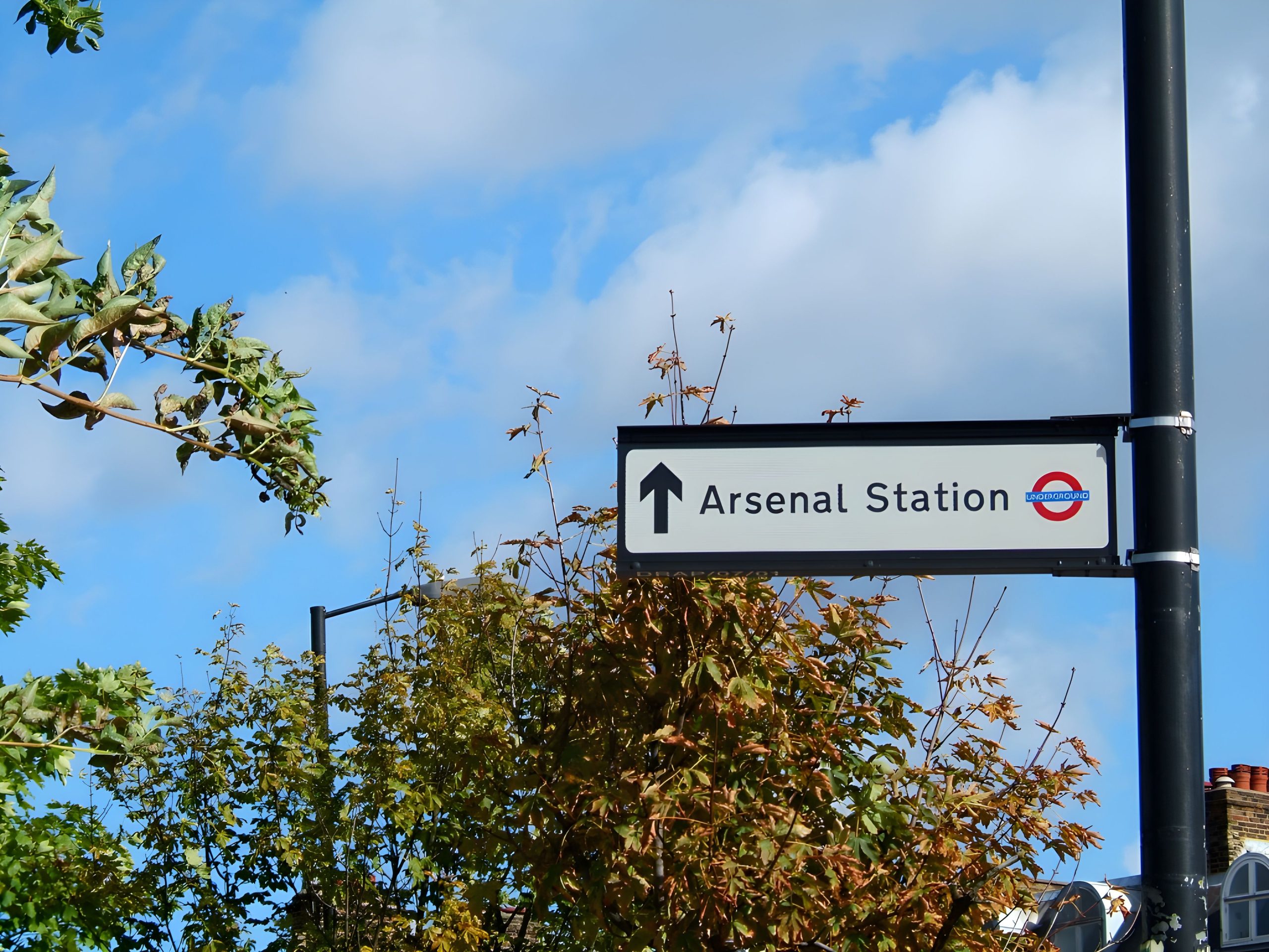 Managed to get a picture of the Heritage London Transport Museum 1938 Tube stock passing Arsenal & Hyde Park Corner stations today